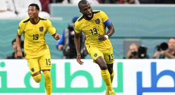 La selección ecuatoriana con dos goles de su estrella Enner Valencia (13), inició con pie derecho el Mundial.