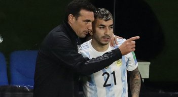 Lionel Scaloni y Ángel Correa. 