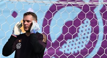 Manuel Neuer, arquero de Alemania, como capitán de selección portará uno de los brazaletes de inclusión de la Fifa.