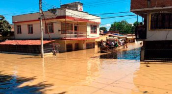 La madre del menor se levantó a preparar unos alimentos y al regresar lo encontró bajo el agua que inundaba la habitación.