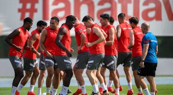 La selección Suiza sin grandes estrellas se estrena en el Mundial frente la aguerrida Camerún.