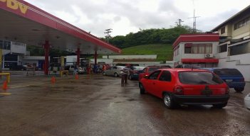 Aplican terminal de placa para echar gasolina en la región. 