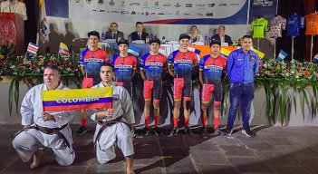 El ciclista Alcides Espinel (tercero de izquierda a derecha),  la cuota nortesantandereana en la Vuelta a Costa Rica.