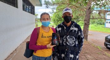 Familiares de Michelle Pernía exigen que permitan el paso a los enfermos a través de la frontera de manera digna. Foto Anggy Polanco / La Opinión 