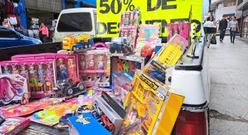 Los comerciantes venden juguetes acorde a la situación económica de las personas./ Foto: Anggy Polanco / La Opinión