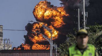 Un bombero muerto por incendio en un depósito de combustible./Foto: AFP
