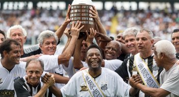 Pelé, en 2014 celebrando con varios exjugadores, loa 100 años del Santos.