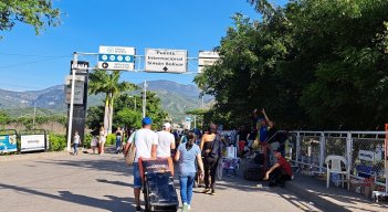 Habitantes de San Antonio espera a que los vehículos también circulen por el Puente Simón Bolívar. Fotos Anggy Polanco / La Opinión