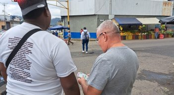 Las operaciones cambiarias se han estado haciendo en cualquier establecimiento comercial que no están autorizados para tal fin./ Foto: Anggy Polanco / La Opinión