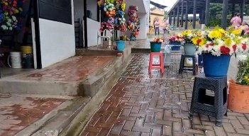Así están los vendedores en el cementerio central