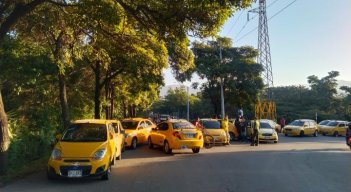 Motociclistas intentaron pasar a la fuerza por las vías bloqueadas. 