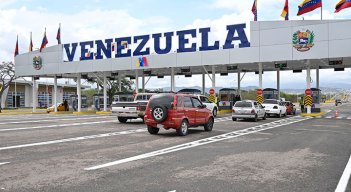 Agentes aduaneros de Venezuela solo están a la espera de instrucciones del Seniat, para operar por Tienditas./ Foto Jorge Iván Gutiérrez-La Opinión