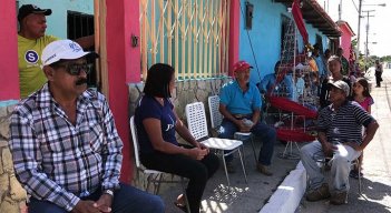 "Muerte lenta", el licor artesanal que enlutó fiesta del Año Nuevo en Venezuela./Foto: AFP