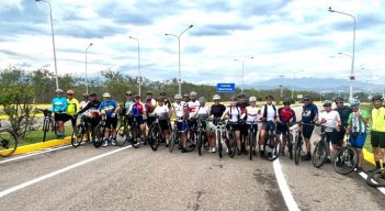 Club de ciclistas piden que les permitan transitar por el puente Atanasio Girardot./Foto: cortesía