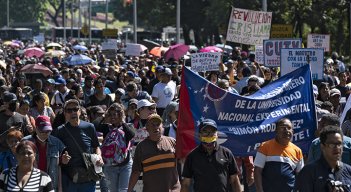 Trabajadores de la salud pública de Venezuela exigen alza a salarios de "esclavos"./Foto: AFP