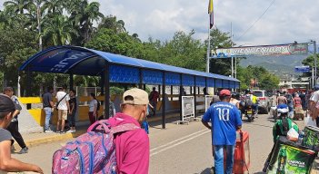 Ciudadanos de pie esperan la activación de las rutas binacionales. Foto Anggy Polanco / La Opinión 