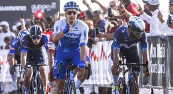 Fernando Gaviria (Movistar), a la derecha tuvo una buena actuación en la curta etapa del UAE Tour.