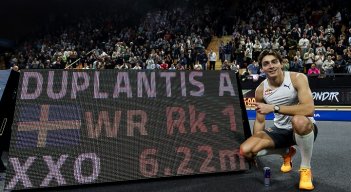 El sueco Armand Duplantis, continúa siendo el rey de las alturas.