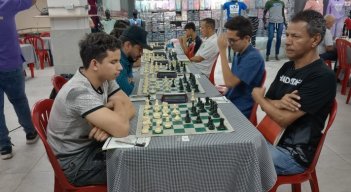 El Mestro FIDE, Gilberto Valderrama (a la derecha), con 5.5 puntos se quedó con el primer lugar del campeonato de ajedrez.