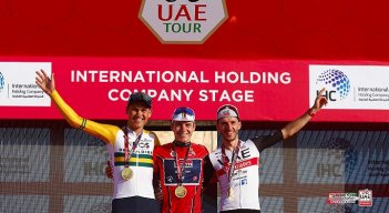 Remco Evenepoel (centro), dominó de cabo a rabo el UAE Tour 2023.