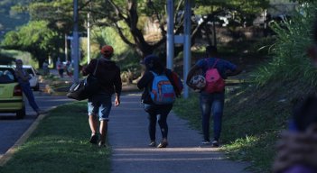Migrantes siguen caminando por las carreteras del Táchira 