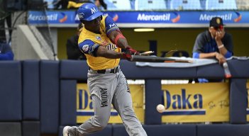 El pelotero colombiano Derwin Pomare, rompe el bate mientras golpea la pelota durante el el partido de béisbol por el tercer lugar de la Serie del Caribe.