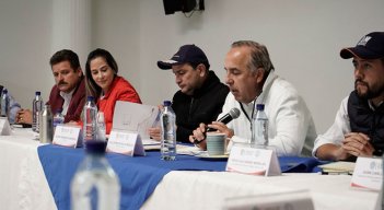 El ministro de Transporte, Guillermo Reyes, lidera la reunión. / Foto: Cortesía