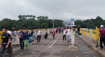 Puentes Simón Bolívar y Francisco de Paula, a la espera de paso vehicular 