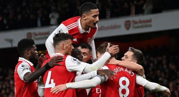 El líder Arsenal se puso al día en la Liga Premier.