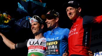 El esloveno Primoz Roglic (centro), hace una buena temporada en comienzo del 2023.