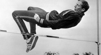 El exsaltador estadounidense Dick Fosbury, se destacó en los Olímpicos de México 1968