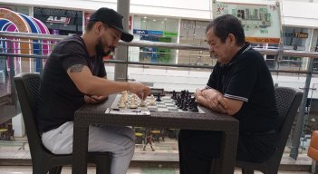El maestro FIDE, el chitarero Jesus David Ojeda (izquierda) ganó el clasificatorio el Torneo Prejuegos Nacionales de Palmira, Valle.