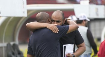 El técnico Bernardo Redín y su hijo se abrasan después de que el Cúcuta eliminará al  Deportes Quindío de la Copa Colombia.
