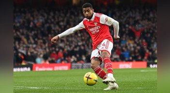 Arsenal remonta y sigue líder