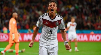 Mesut Ozil anunció su retiro. 