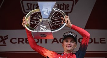 El británico Pidcock conquista la Strade Bianche