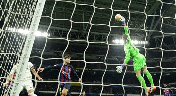 El Barcelona resiste en el Bernabéu y se acerca a la final de Copa