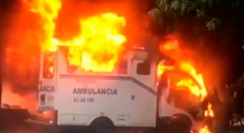 Quemaron dos ambulancias en el Bajo Cauca y jugaron con la camilla de una de ellas