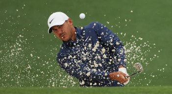 El golfista Brooks Koepka, a pesar de las lluvias sigue al frente del Abierto de Augusta.