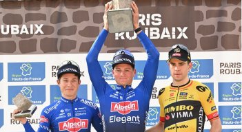 El neerlandés Mathieu van der Poel (centro), celebra el triunfo en la edición 120 de la París-Roubaix.