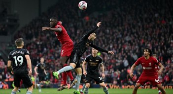 El Liverpool logró salvar un punto en casa al igualar con el líder Arsenal.