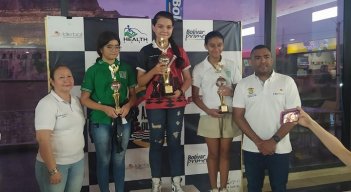  La ajedrecista Ghisell Gabriela Morales Pérez (al centro) luce el trofeo de campeona.