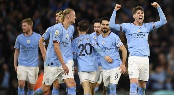 El Manchester City le pisa los talones al Arsenal, tras golearlo 4-1.