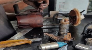 Pésima calidad de la gasolina venezolana daña las pilas de los vehículos. Foto: Anggy Polanco / La Opinión