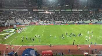 Hinchas del Once Caldas invadieron la cancha del estadio Palogrande de Manizales