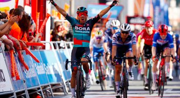 Sergio Higuita ganó la quinta y penúltima etapa de la Vuelta al País Vasco. / Foto: Twitter @SprintCycling