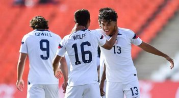 Los norteamericanos golearon a Nueva Zelanda por 4-0 y se metieron entre los mejores ocho del torneo.