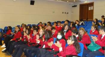 Estudiantes son sensibilizados sobre el cuidado ambiental.