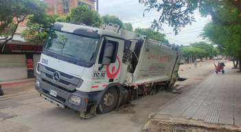 Por lluvias, se hundió vía en el barrio Claret