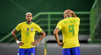 Joelinton y Richarlison no pueden creer que Senegal los haya derrotado en partido que fue de toma y dame. 
